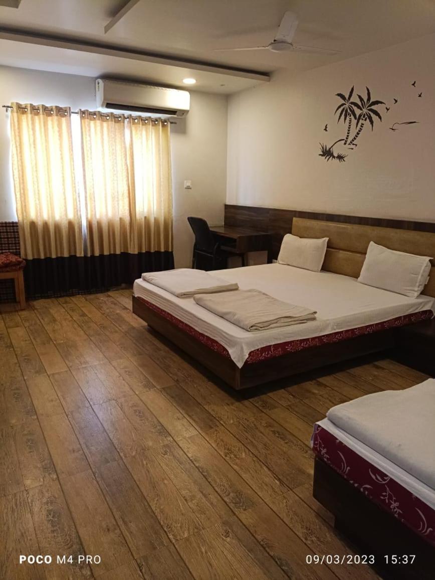 Hotel Shri Vardhan ウッジャイン エクステリア 写真
