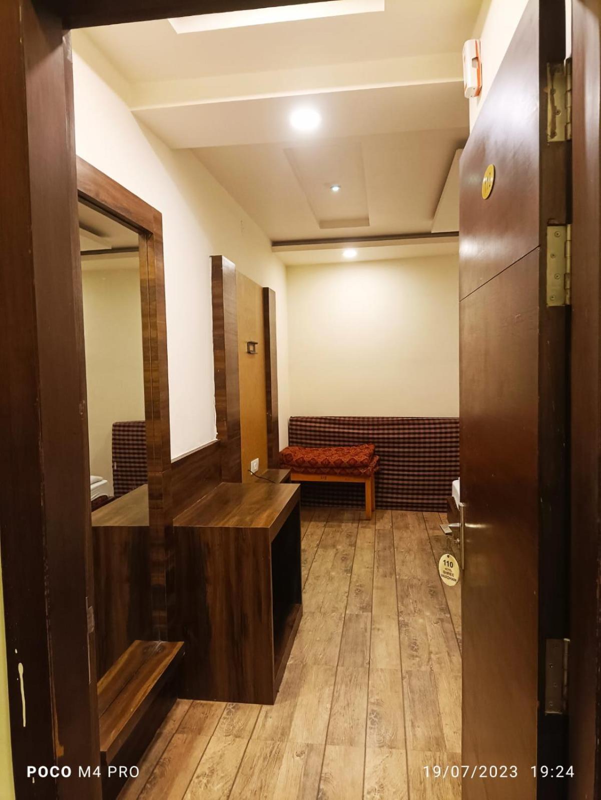Hotel Shri Vardhan ウッジャイン エクステリア 写真